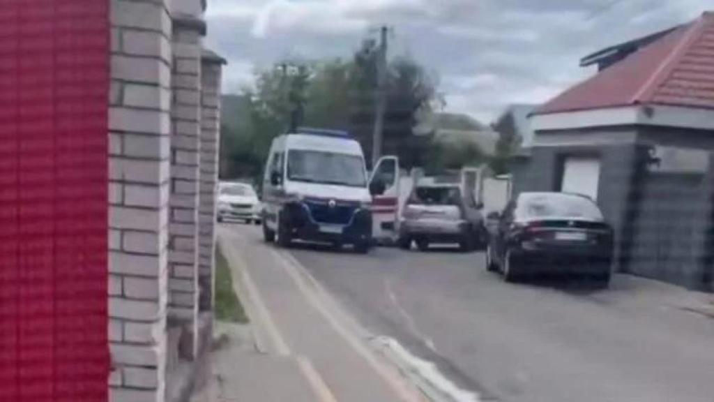Varios vehículos de la Policía ucraniana en el lugar donde ha tenido lugar un tiroteo con varios muertos en el municipio de Sofivska Borshchaguivka.