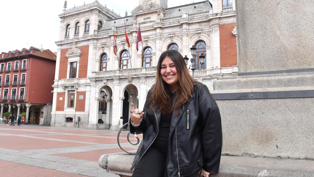 Lydia de Mena, la cantante zamorana que ha publicado su primer single, posando en la Plaza Mayor de Valladolid