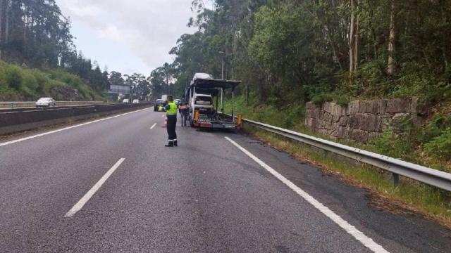 Cortado un carril de la A-55 tras el incendio en un camión portavehículos en Tui (Pontevedra)