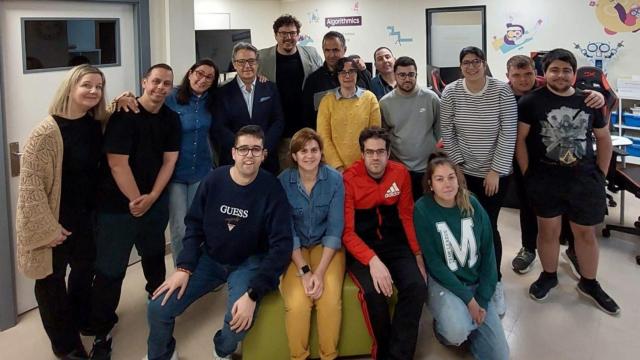 Responsables de la Fundación Soliss y CECAP junto a los alumnos del curso Funciones básicas de la industria alimentaria.