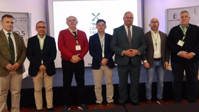 La reunión entre el consejero y las organizaciones agrarias se ha llevado a cabo en Expovicaman.