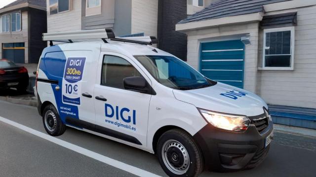 Imagen de una furgoneta con el logo de Digi.
