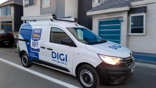 Imagen de una furgoneta con el logo de Digi.
