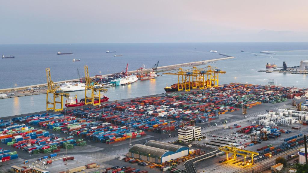 Panorámica de las instalaciones del muelle de carga del puerto de Barcelona.