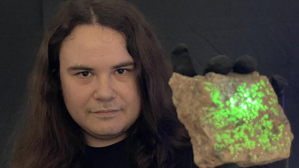 El químico Aythami Soto muestra una roca con astato, un compuesto químico muy inestable.