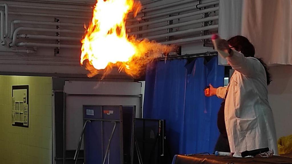 El divulgador científico Aythami Soto realiza un experimento en un instituto.