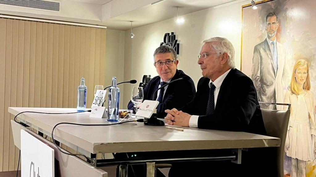 El portavoz del PSOE en el Congreso, Patxi López, junto al el expresidente de Castilla - La Mancha y actual presidente del Club Siglo XXI, José María Barreda.
