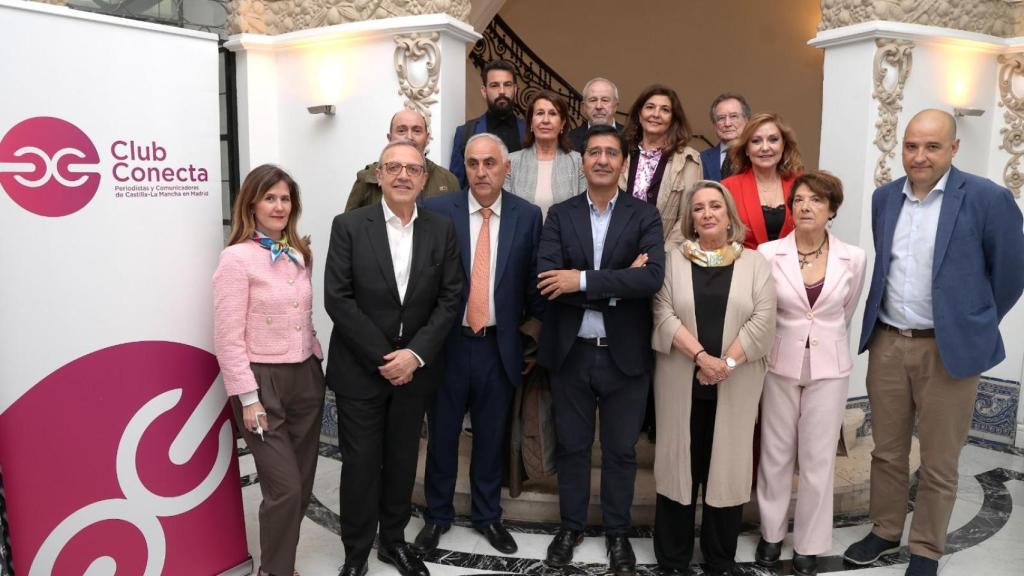 José Manuel Caballero junto a lo miembros del Club Conecta.