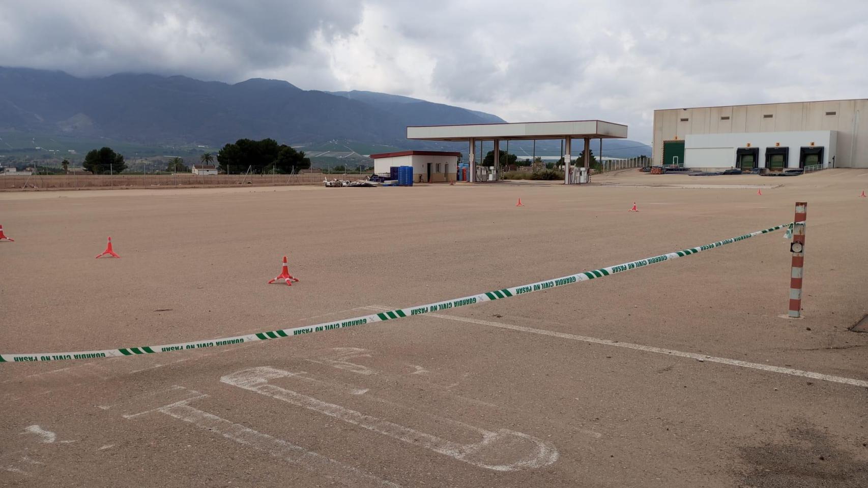 La gasolinera de la base logística de Porkytrans es uno de los puntos inspeccionados por la Guardia Civil para localizar los cadáveres de dos africanos desaparecidos.