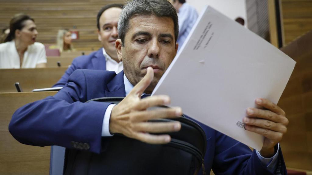 Mazón en su escaño en Les Corts. José Cuéllar / Corts