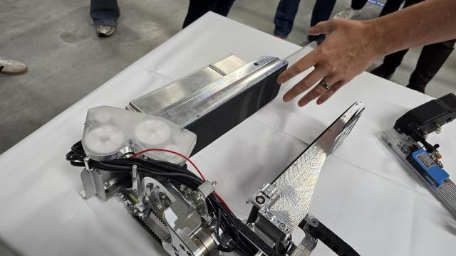 Vulcan es como una pinza plana, de gran tamaño, con dos palas que se articulan, acercándose y alejándose entre sí como una llave de fontanero.