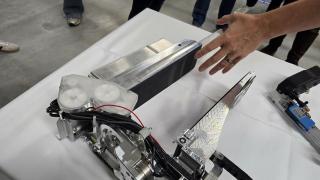 Vulcan es como una pinza plana, de gran tamaño, con dos palas que se articulan, acercándose y alejándose entre sí como una llave de fontanero.