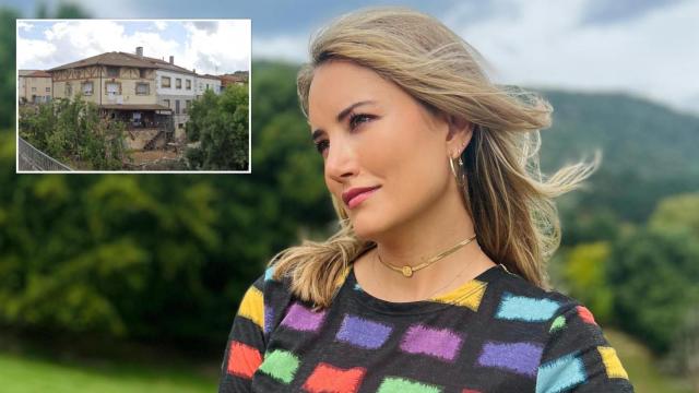 La modelo y presentadora Alba Carrillo junto a una imagen de su pueblo, Nava del Barco (Ávila)