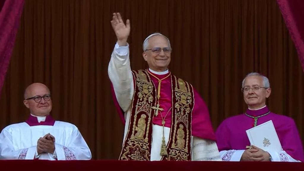 El cardenal estadounidense Robert Francis Prevost saluda desde el balcón de la Basílica de San Pedro tras ser elegido Papa.