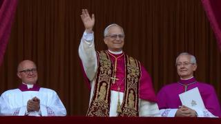 Robert Prevost saluda desde el balcón de la basílica de la Plaza de San Pedro tras ser elegido como nuevo Papa con el nombre de León XIV.
