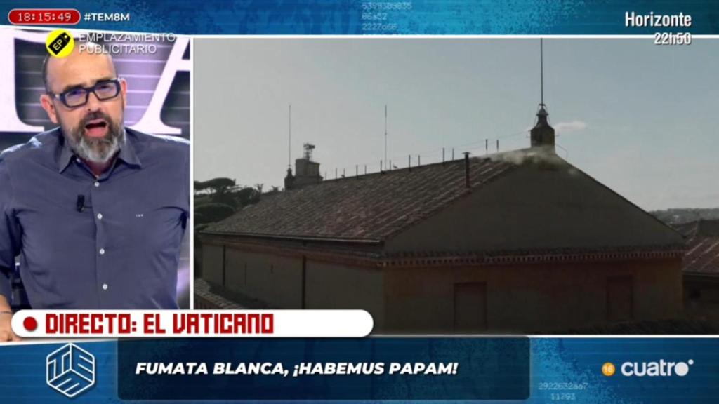 'Todo es mentira' informando de la fumata blanca.