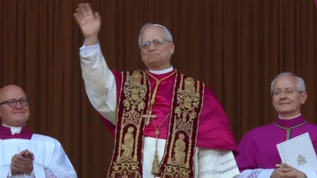 El papa León XIV saludando a los presentes en la plaza de San Pedro este 8 de mayo.