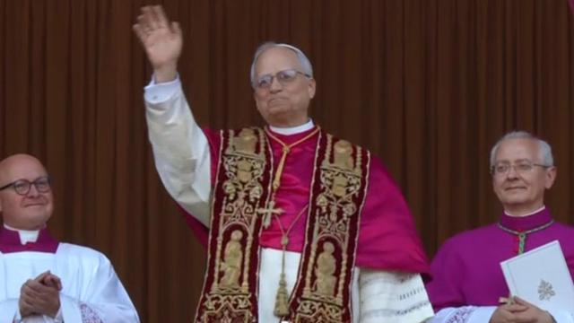 El papa León XIV saludando a los presentes en la plaza de San Pedro este 8 de mayo.