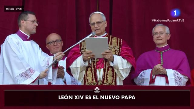 'Telediario 2' cubriendo el primer discurso del Papa León XIV.
