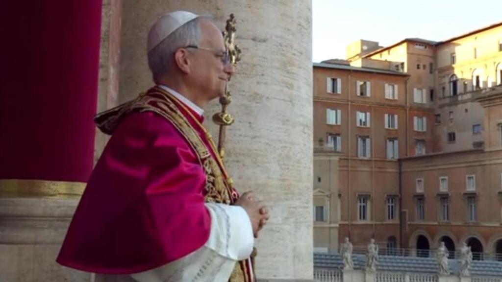 El papa León XIV en el balcón de la Basílica de San Pedro.