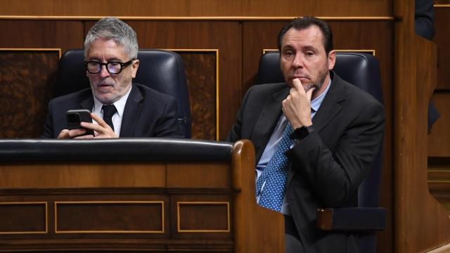 El ministro de Transportes, Óscar Puente, junto al de Interior, Grande-Marlaska, este miércoles en el Congreso.