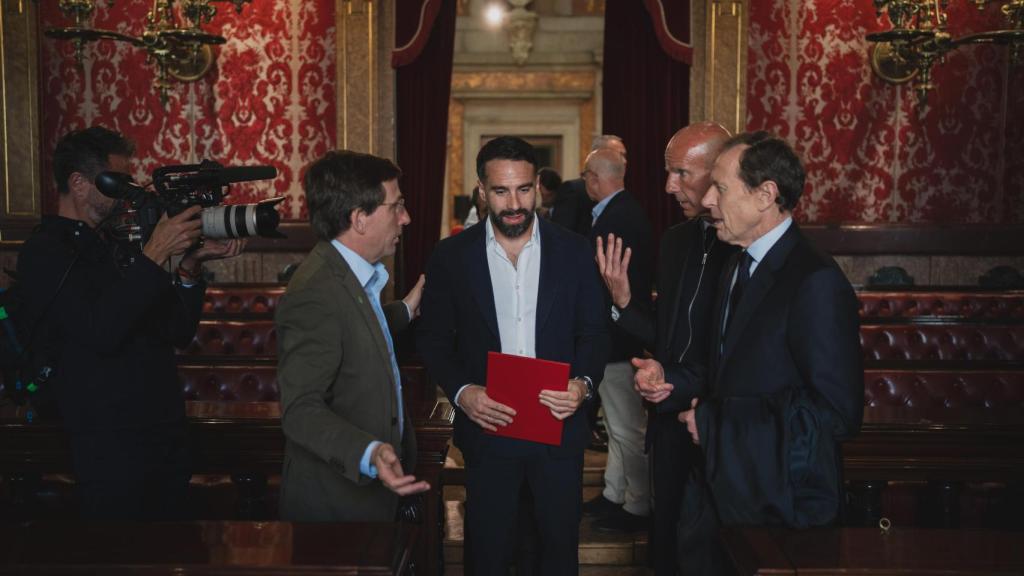 Almeida, Dani Carvajal y Emilio Butragueño, director de relaciones institucionales del Real Madrid