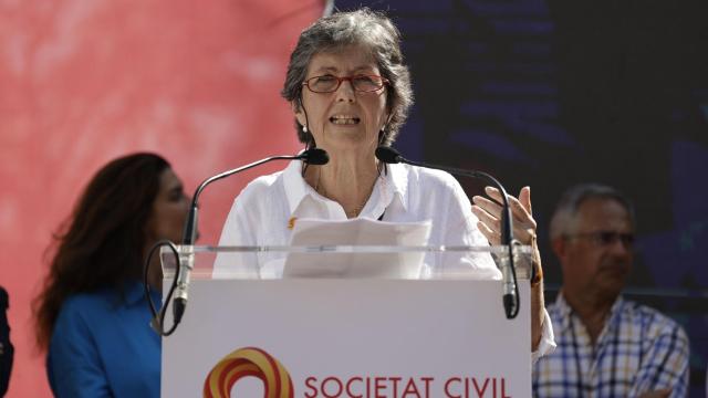 Elda Mata interviene durante la manifestación del pasado 8 deoctubre de 2023 contra la ley de amnistía, organizada por Societat Civil Catalana (SCC).