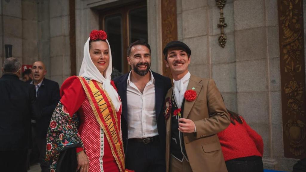 Carvajal, rodeado de una chulapa y un chulapo.