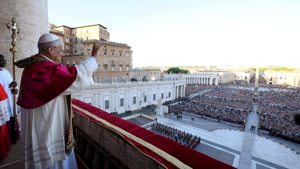 León XIV saluda a los fieles desde el balcón de la basílica de San Pedro.