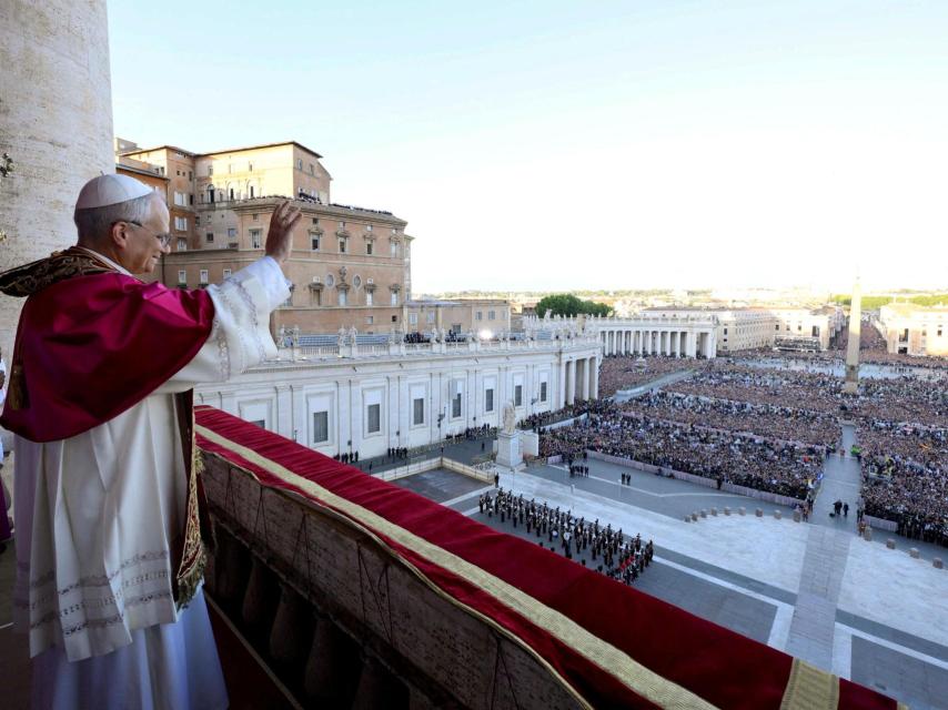 León XIV saluda a los fieles desde el balcón de la basílica de San Pedro.