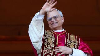 León XIV saluda a los fieles en la plaza de San Pedro.