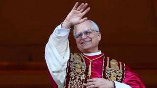 León XIV saluda a los fieles en la plaza de San Pedro.