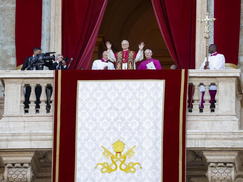 Leon XIV saluda a los congregados frente al Vaticano.
