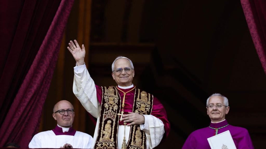 El papa León XIV saludando desde el balcón del Vaticano a los fieles congregados en la plaza de San Pedro.