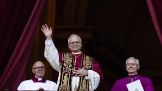 El papa León XIV saludando desde el balcón del Vaticano a los fieles congregados en la plaza de San Pedro.