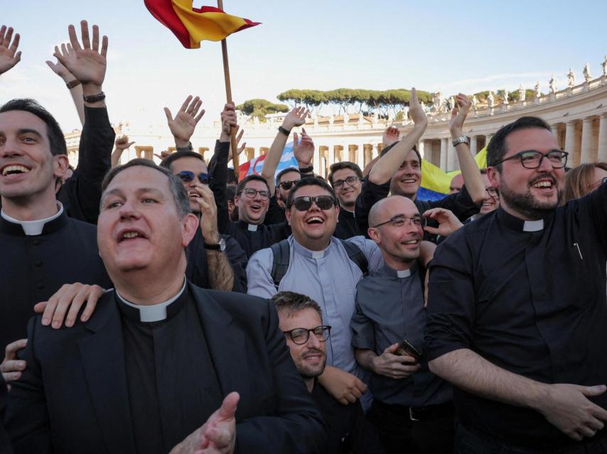 Sacerdotes reaccionan ante el humo blanco que sale de la chimenea de la Capilla Sixtina, indicando que un nuevo Papa ha sido elegido, en el Vaticano, 8 de mayo de 2025.