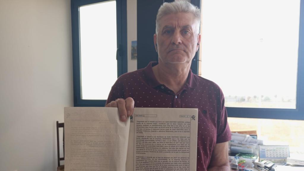 Paco Simancas, este jueves, posando con la denuncia donde advierte a la Guardia Civil que vio a dos africanos en diciembre en Porkytrans.