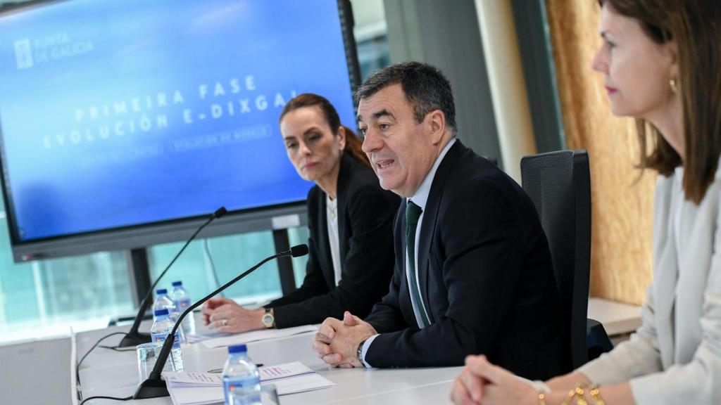 El conselleiro de Educación, Ciencia, FP e Universidades, Román Rodríguez, y la directora xeral de Ordenación e Innovación Educativa, Judith Fernández, en rueda de prensa