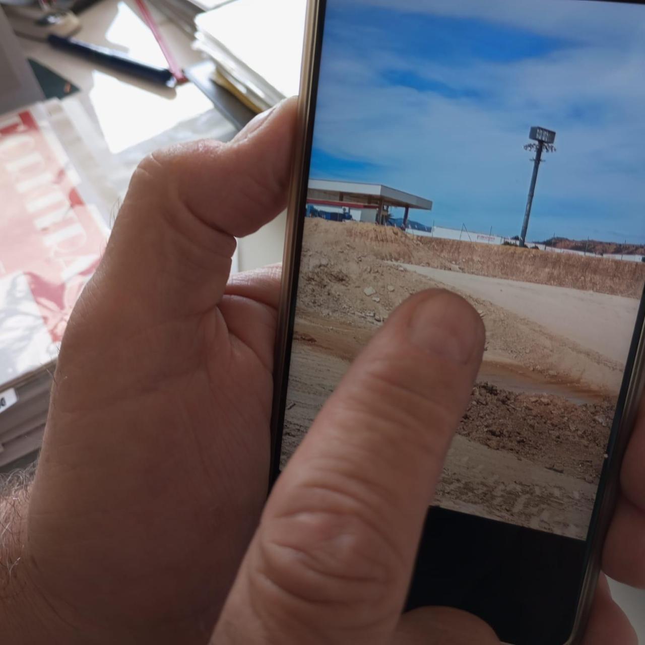 Paco Simancas, testigo clave de la investigación de la Guardia Civil, este jueves, señalando la zona donde presenció movimientos de tierras con una retroexcavadora en Porkytrans.