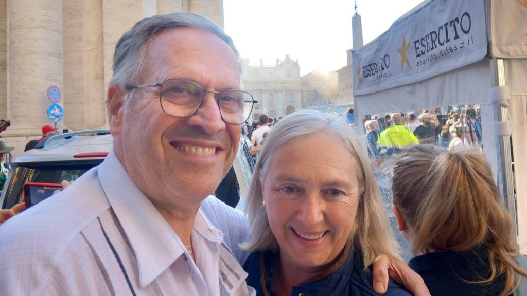 César e Isabel en la plaza de San Pedro durante la fumata blanca.