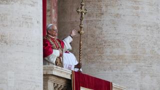 El nuevo Papa León XIV en el balcón de la basílica de San Pedro.