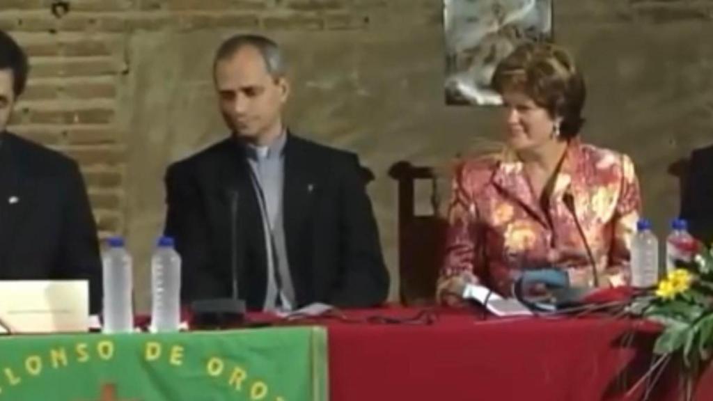 Robert Prevost junto a la entonces alcaldesa de Oropesa en 2002, Carmen Goicoechea.