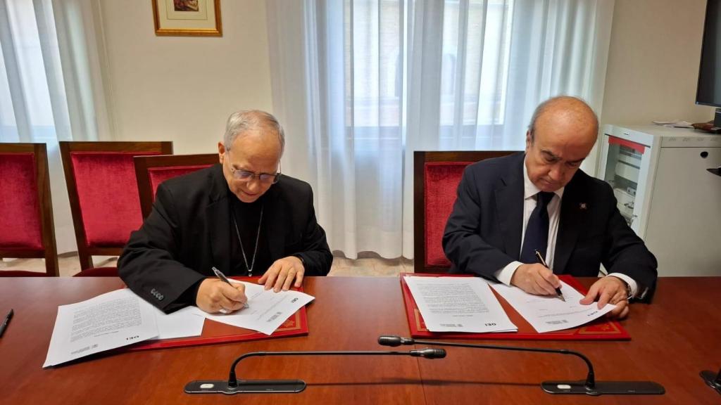 Robert Prevost, designado nuevo Papa con el nombre de León XIV, y Mariano Jabonero, secretario general de la OEI.