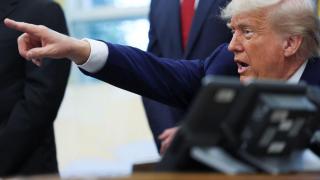 El presidente de Estados Unidos, Donald Trump, responde a preguntas mientras hace un anuncio sobre un acuerdo comercial con Reino Unido, en el Despacho Oval de la Casa Blanca en Washington, Estados Unidos, 8 de mayo de 2025.