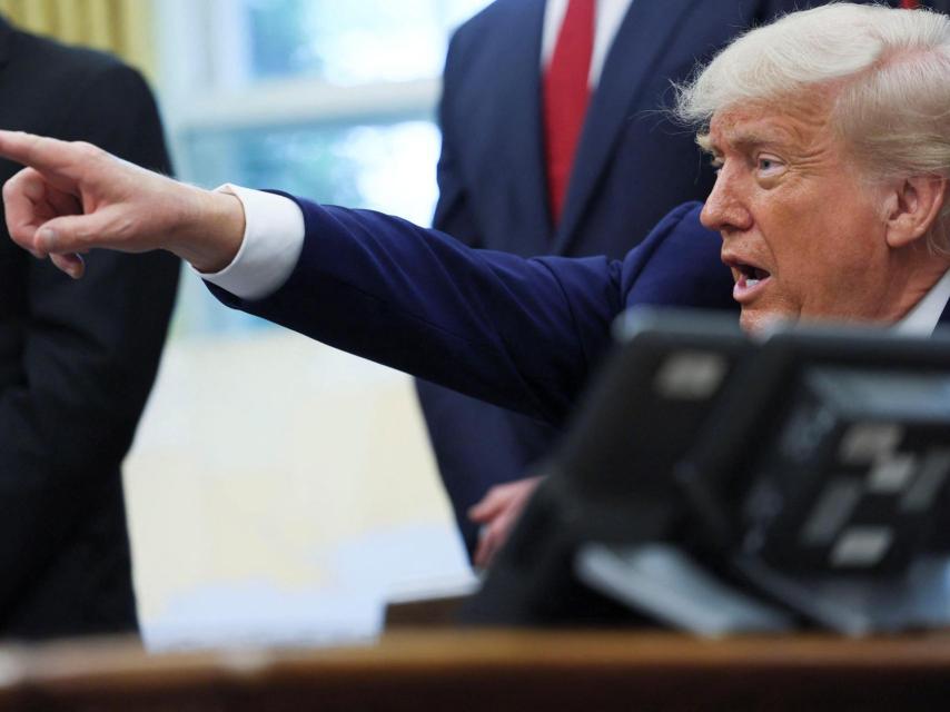 El presidente de Estados Unidos, Donald Trump, responde a preguntas mientras hace un anuncio sobre un acuerdo comercial con Reino Unido, en el Despacho Oval de la Casa Blanca en Washington, Estados Unidos, 8 de mayo de 2025.