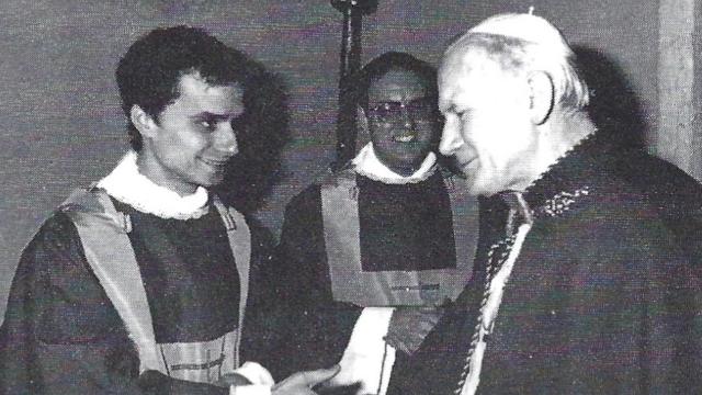 Encuentro en 1982 entre el entonces recién ordenado reverendo Robert Prevost y el Papa Juan Pablo II en la parroquia de Santa María de la Asunción. Prevost y su familia eran devotos y entregados feligreses de la iglesia del Far South Side de Chicago.