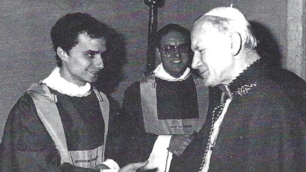 Encuentro en 1982 entre el entonces recién ordenado reverendo Robert Prevost y el Papa Juan Pablo II en la parroquia de Santa María de la Asunción. Prevost y su familia eran devotos y entregados feligreses de la iglesia del Far South Side de Chicago.