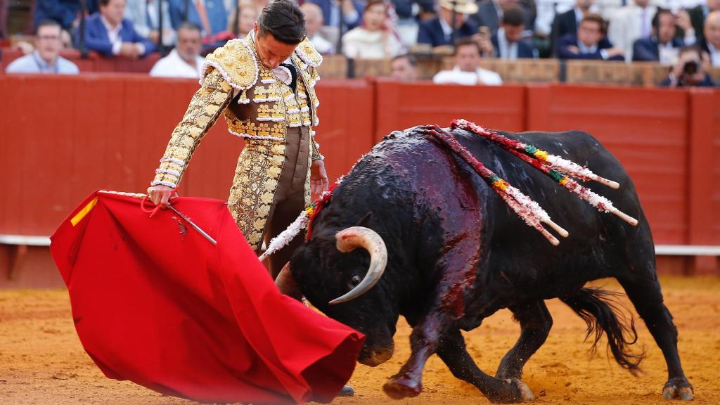 Diego Urdiales pega un templado derechazo en la Maestranza.