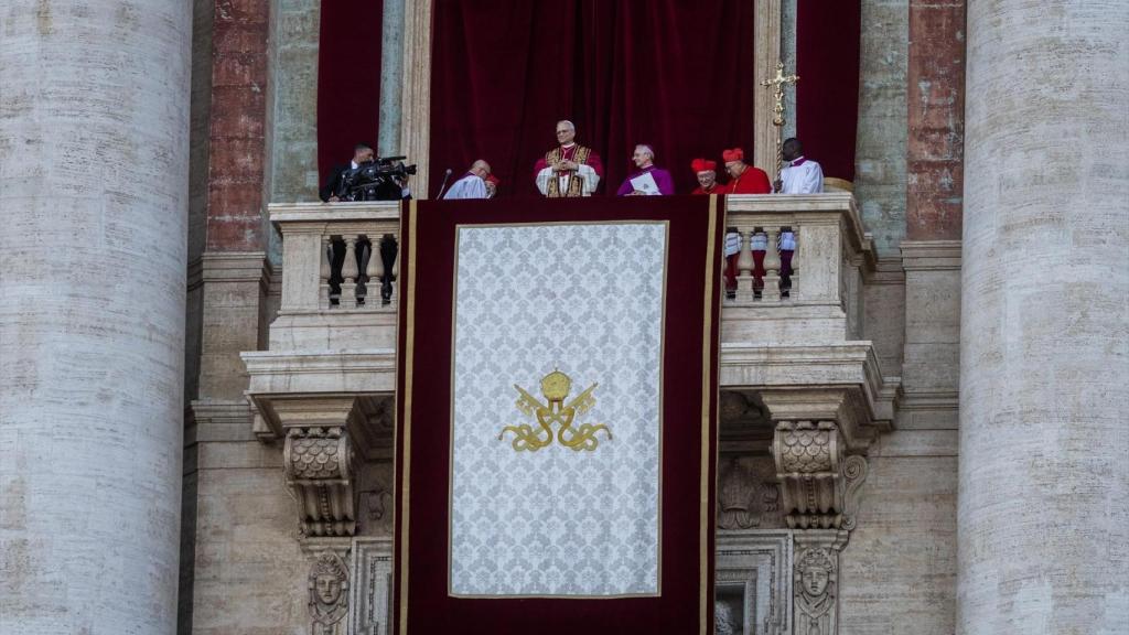 León XIV durante su comparecencia en el balcón de la Basílica de San Pedro tras ser elegido Papa.