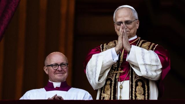 El cardenal Prevost durante su primera comparecencia como León XIV en el balcón de la Basílica de San Pedro, en El Vaticano.